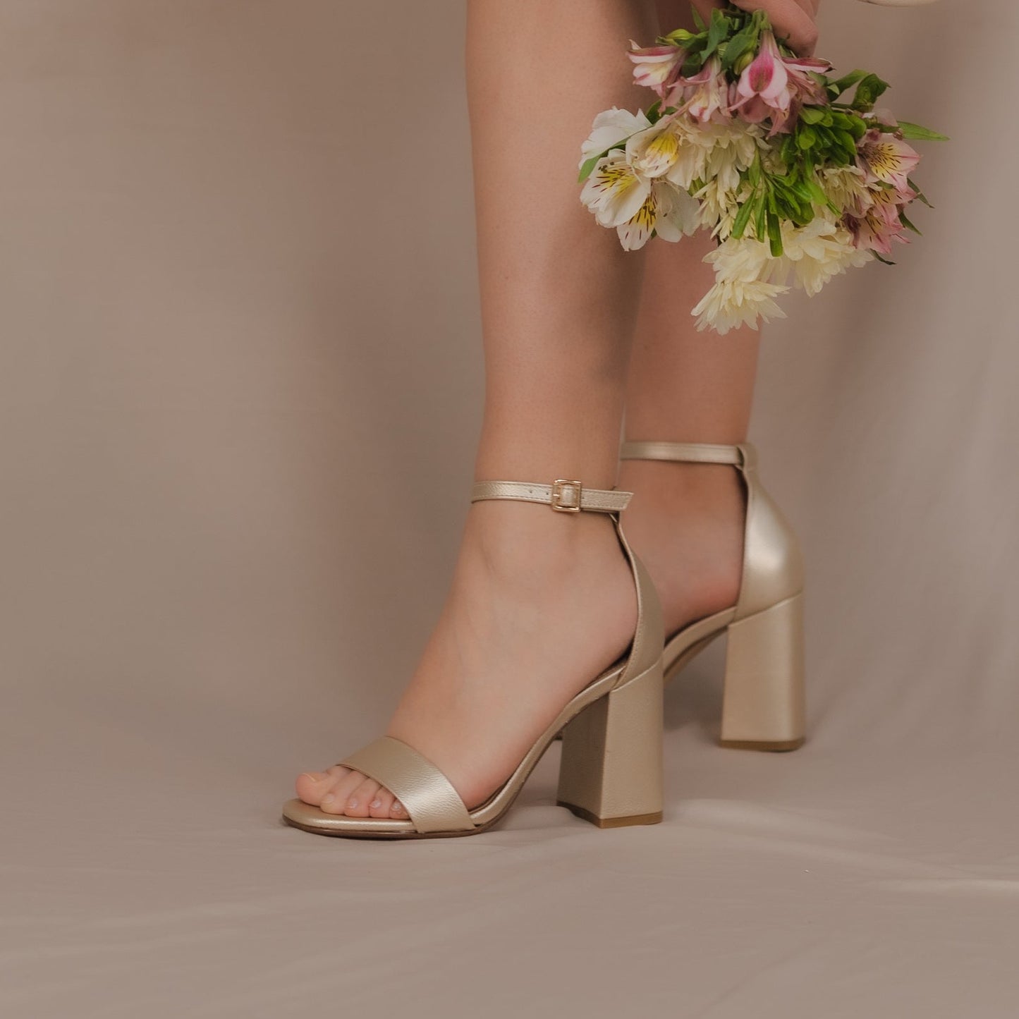 TACONES SANDY PLATINO